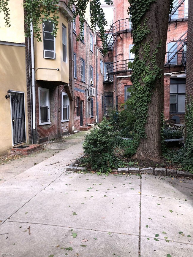 Foto del edificio - 1 br, 1 bath  - 1126 Spruce St Unit 4.5