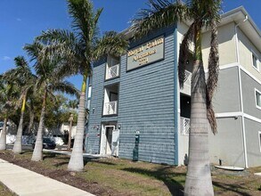 Building Photo - 2771 Royal Palm Ave