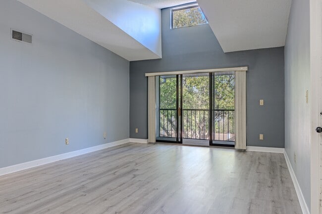 Foto del edificio - 8215 Sun Spring Cir