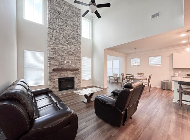 Building Photo - 612 Columbus Cir