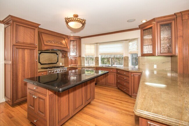 Building Photo - Spacious 4 Bed, 4.5 Bath Home w/ Beautiful...
