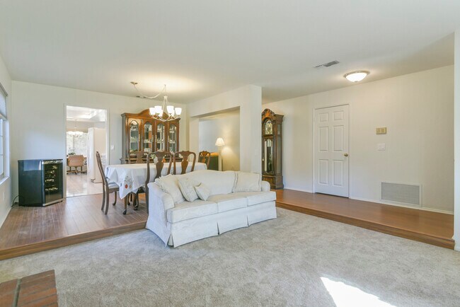 Salas de estar y comedores - 540 Canyon Vista Dr