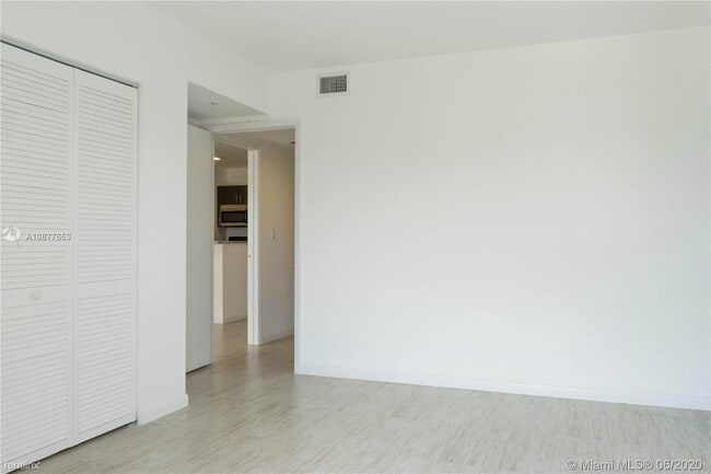 Building Photo - 1 br, 1 bath  - 1801 SW 32nd Ave