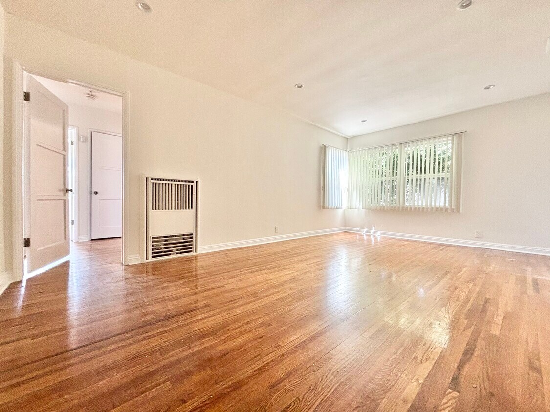 Foto principal - 2021 S. Sherbourne Dr. Los Angeles, CA 90034