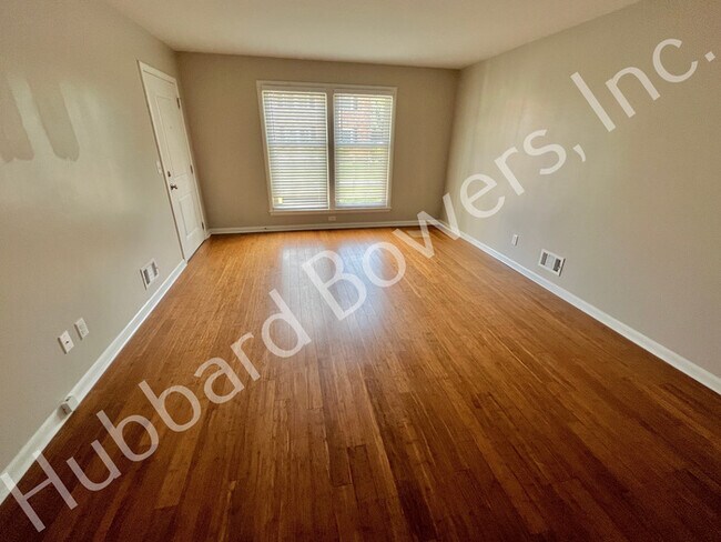 Building Photo - 206 S Gregg St