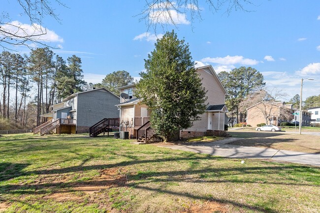 Building Photo - Renovated 2 bed and 1.5 bath townhome in D...