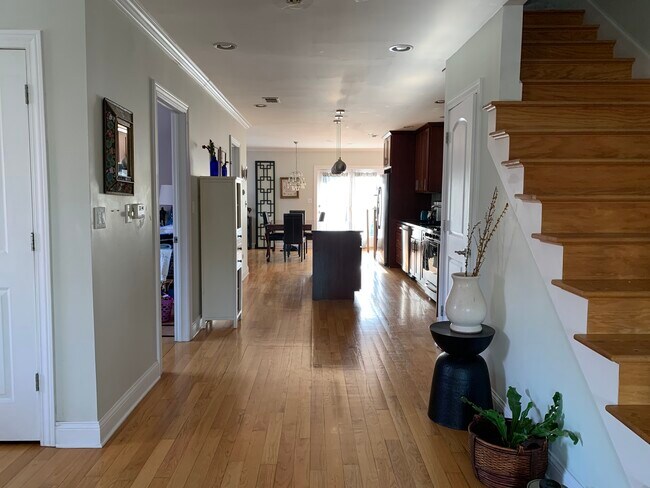 Foto del edificio - 2441 N Fairfield Ave