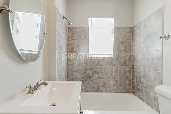 Foto del edificio - 8225 Rugby Ave