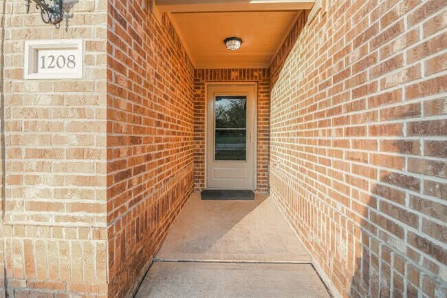 Building Photo - 1208 Bluffview Dr