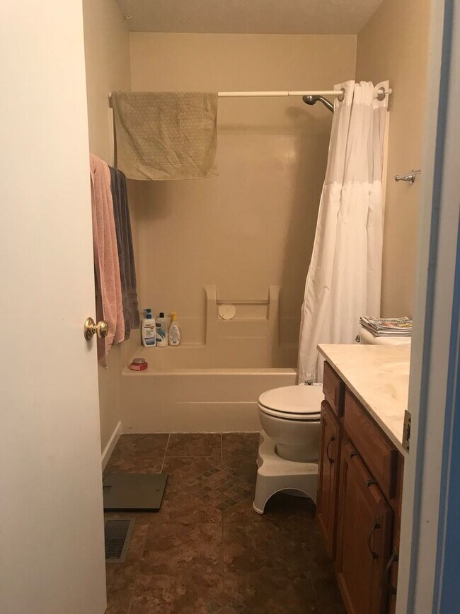 Building Photo - Ranch Style 3 Bedroom 2 Bath
