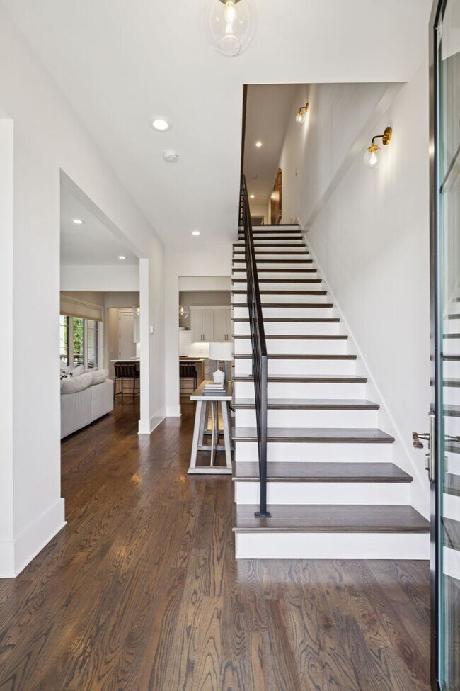 Foto del edificio - Experience elevated living in this beautifully crafted brick residence located in the heart of Ed...