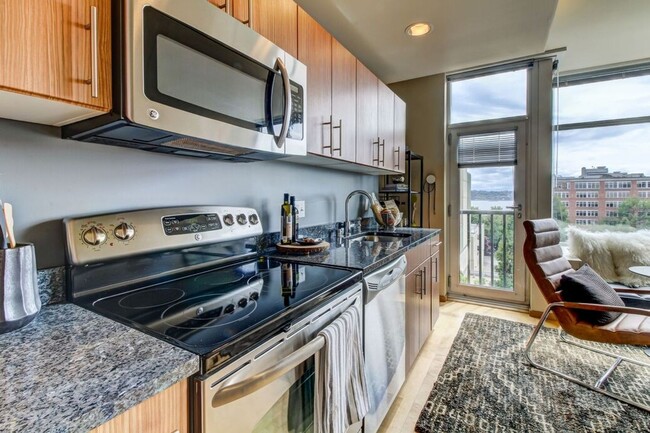 Interior Photo - 206 Bell