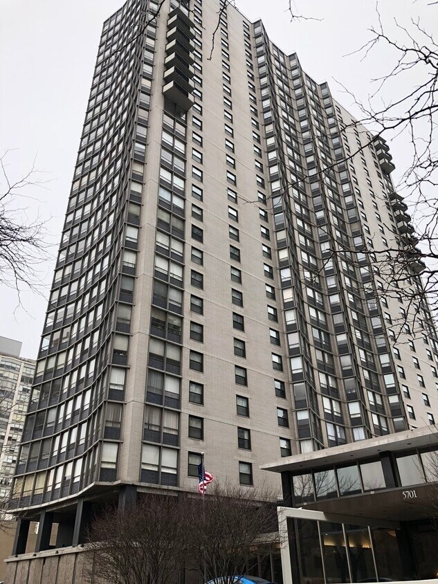 Foto principal - 5701 N Sheridan Rd