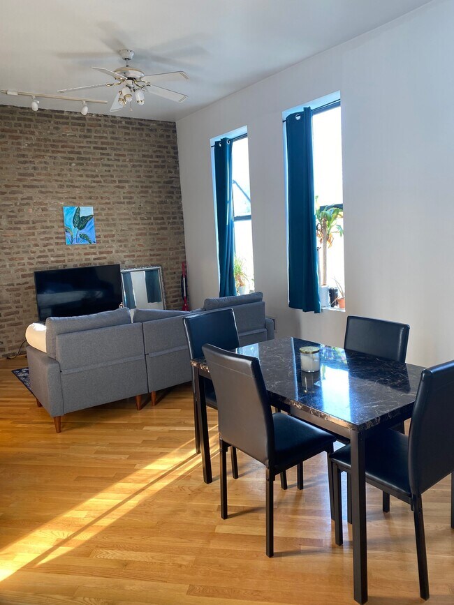 Building Photo - 833 W Chicago Ave