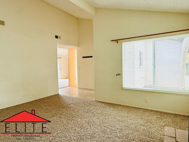 Foto del edificio - AVAILABLE NOW!!