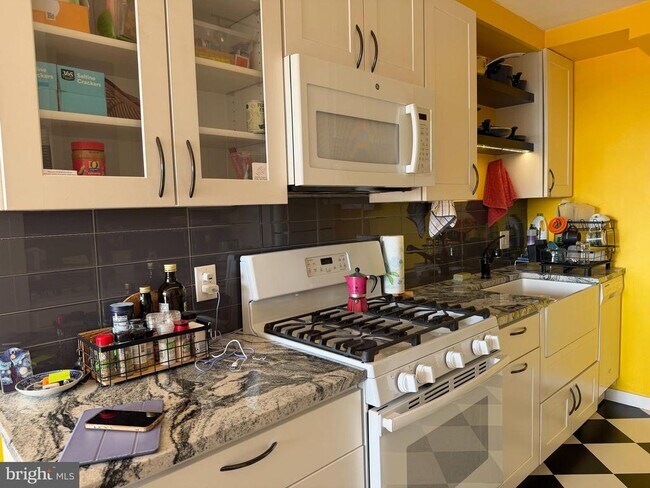 Foto del edificio - 604 S Washington Square