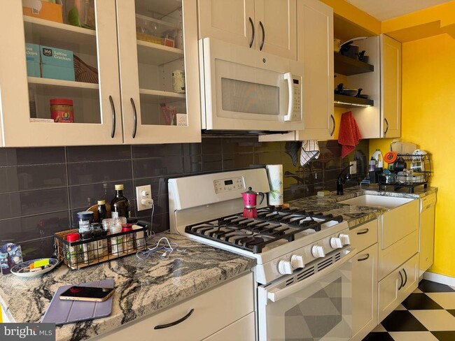 Building Photo - 604 S Washington Square