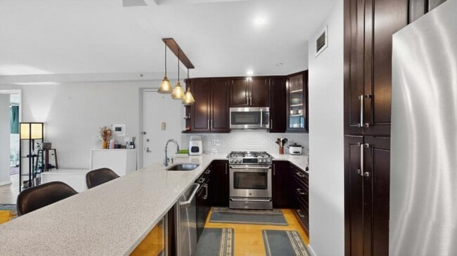 Building Photo - 2 bedroom in LONG ISLAND CITY NY 11101
