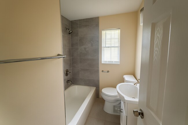 Foto del edificio - NEWLY RENOVATED 2 BEDROOM, 1 BATH HOME – 1-CAR GARAGE & ALL UTILITIES INCLUDED!