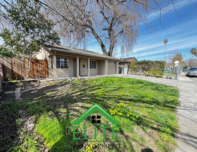 Building Photo - **For Rent: Beautifully Remodeled 3-Bedroo...