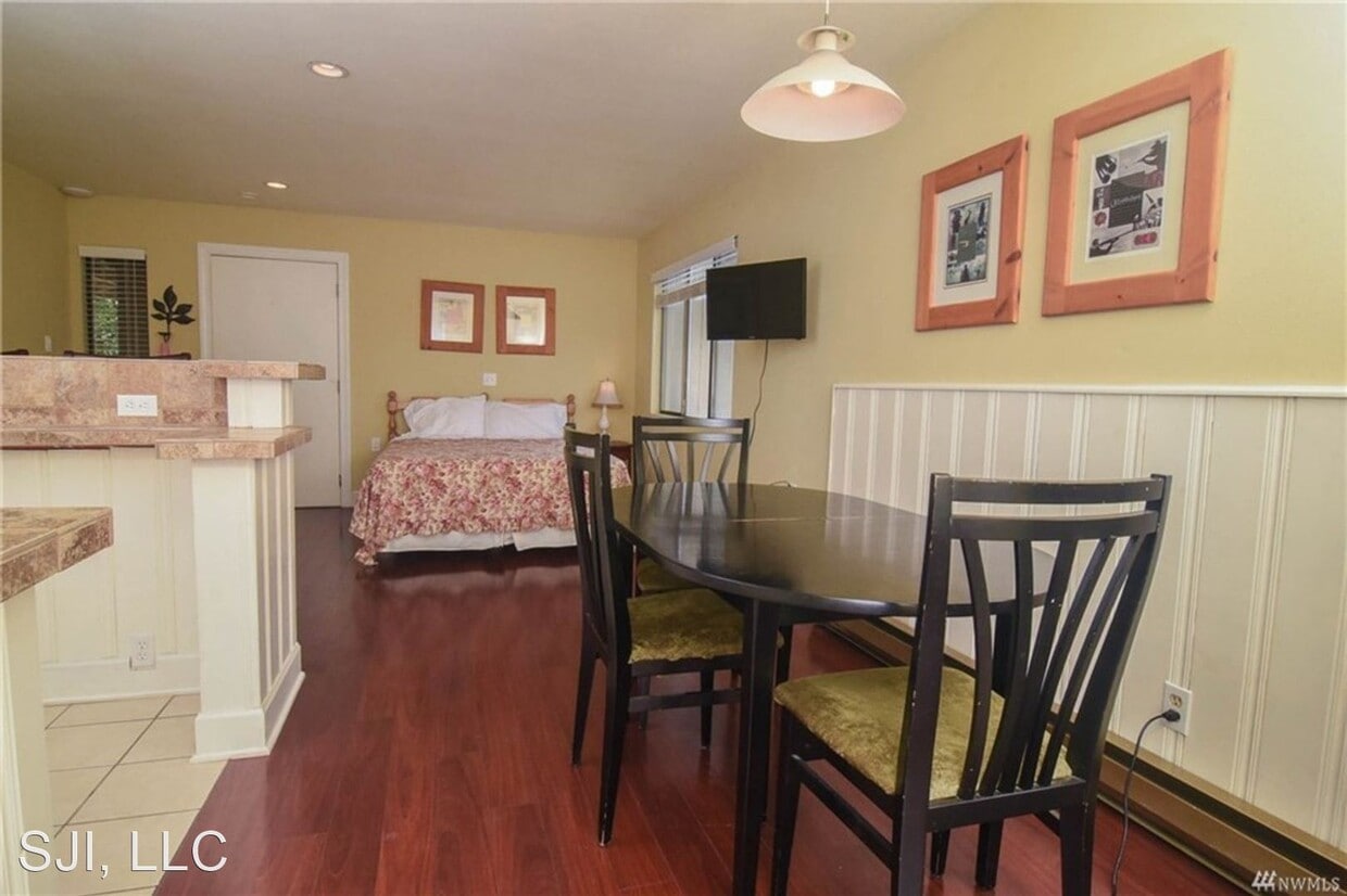 Primary Photo - Studio, 1 bath House - 250 Tucker Ave, #6
