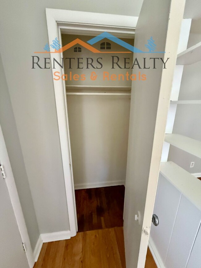 Building Photo - 3 bedroom house with Fenced Yard