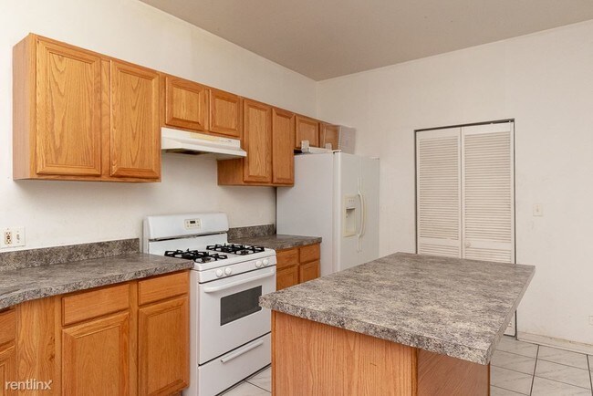 Foto del edificio - 3421 W Armitage Ave