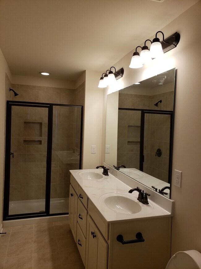 Baño principal n.° 1 - 9415 Glenburn Ln