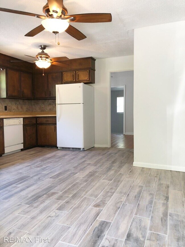 Building Photo - 3 br, 1 bath House - 1870 E. Old Topside Rd.