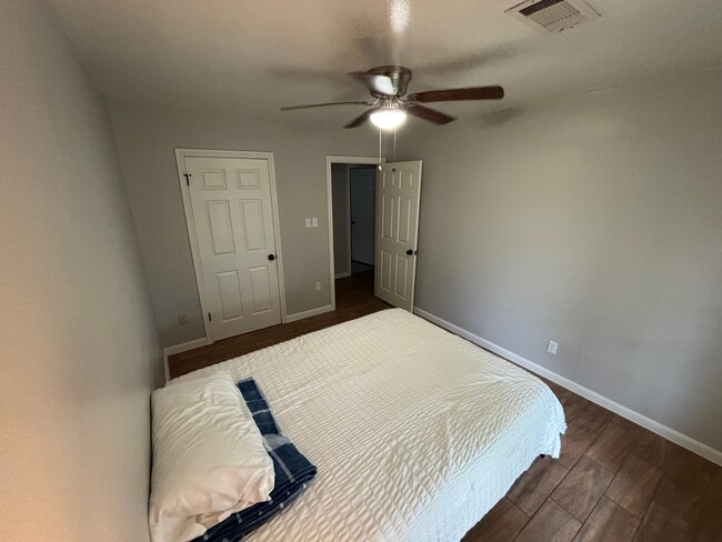 Foto del edificio - 9423 Fairdale Ln