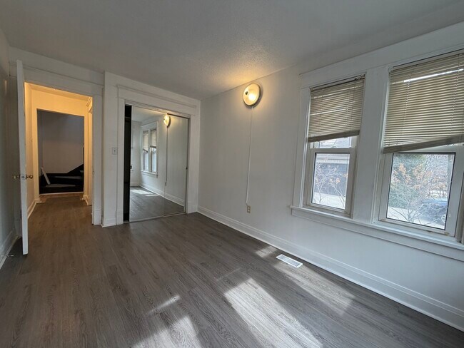 Foto del edificio - 215 Fuller Rd