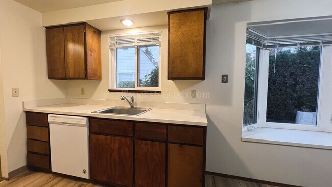 Foto del edificio - Updated 2 Bedroom Featuring New Plank Flooring