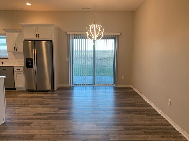 Foto del edificio - Spacious 2-Story with 3 bedrooms/2.5 bathrooms off N 27th and I-80