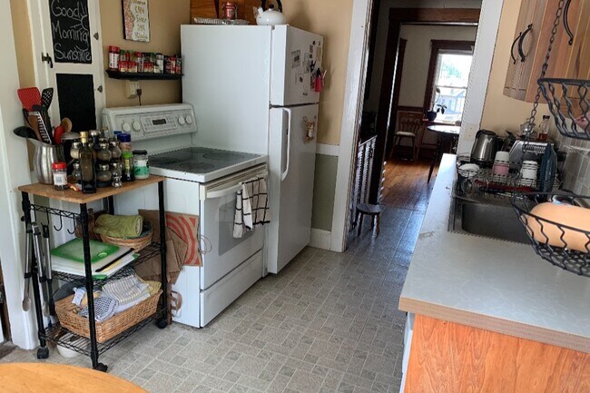 Kitchen - 8 Amherst Rd
