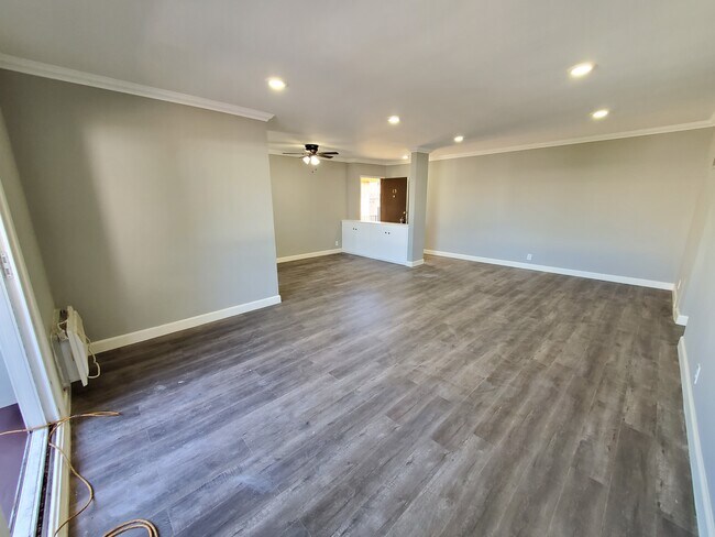 Building Photo - 10840 Hortense St