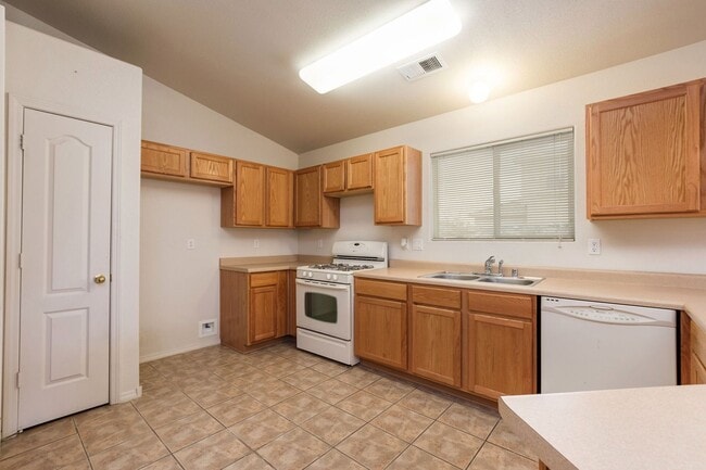 Building Photo - Nice Large Home in Sonoma Ranch—-Will go f...