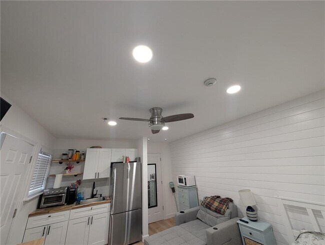 Foto del edificio - 53 Winnapaug Rd