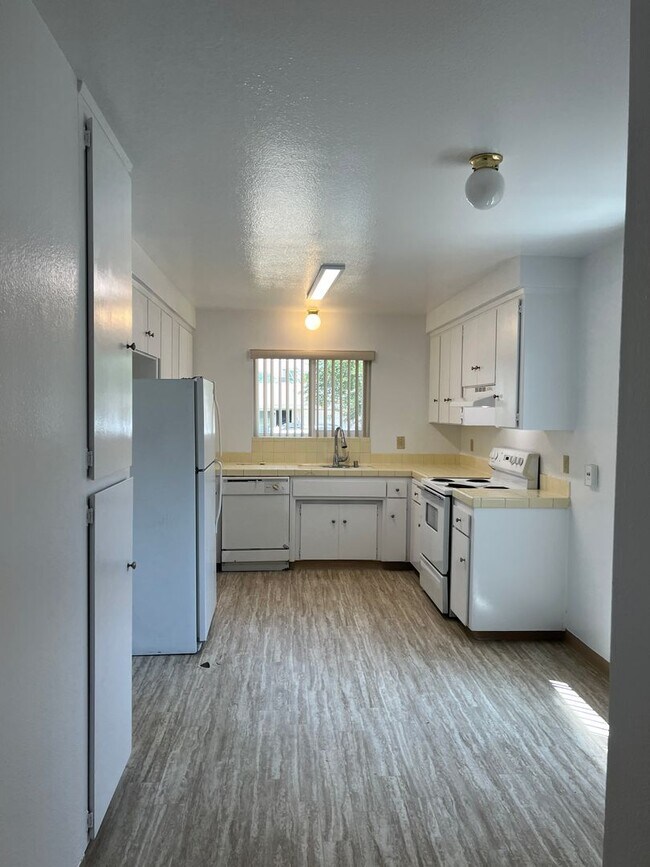Building Photo - Available NOW! Cute Duplex in North Highla...