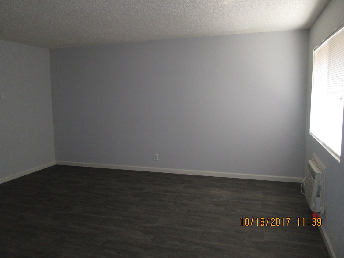 Primary Photo - 3687 N Cedar Ave