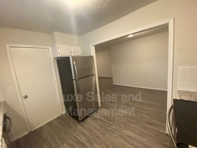 Building Photo - 208 Crystal Cir