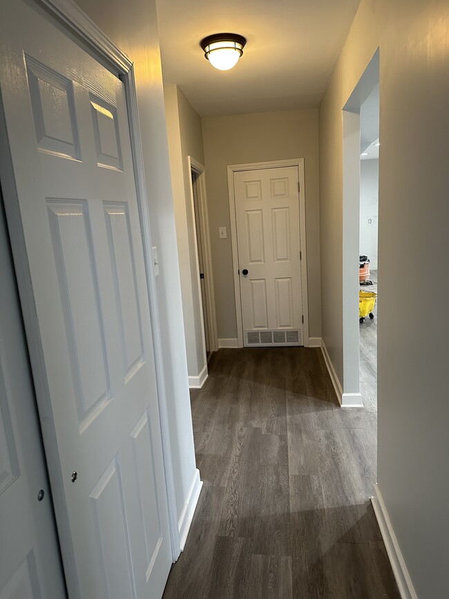 Pasillo - 9215 S State St