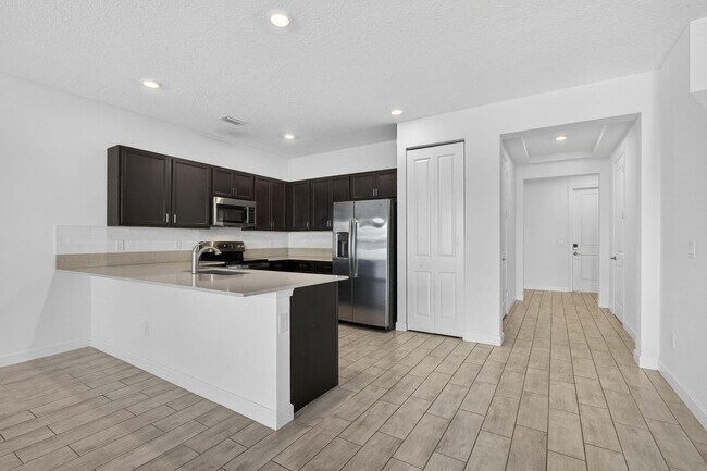 Foto del edificio - 4408 Hemlock Dr