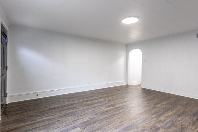Building Photo - AVAILABLE NOW - Renovated Home in South Si...