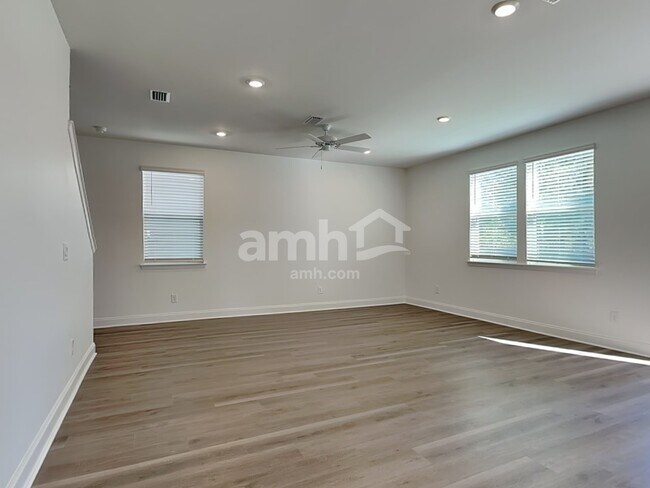 Foto del edificio - 523 Armstrong Curv