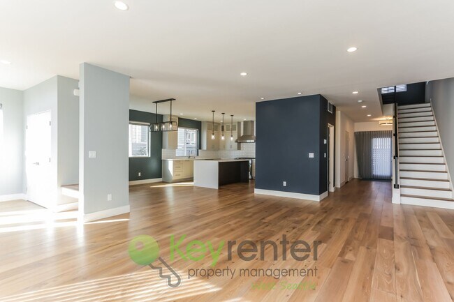 Foto del edificio - Spacious Living with Balconies, Deck, and Private Yard