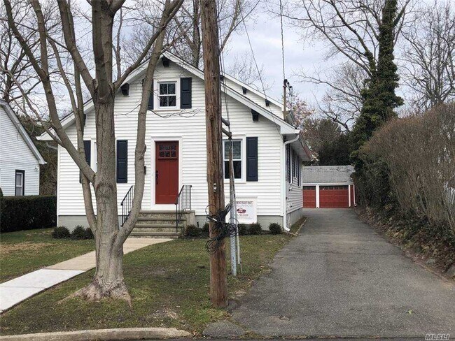 Building Photo - 27 Penataquit Pl