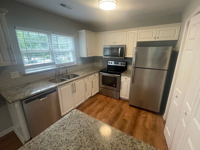 Building Photo - Single Family Home close to UNCW - Student...