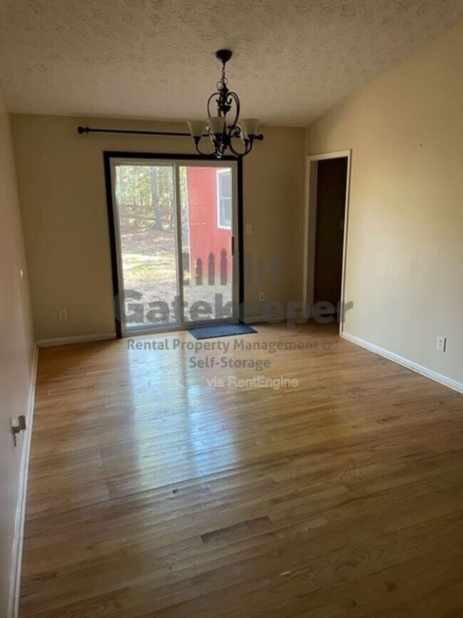 Foto del edificio - 468 Davis Rd