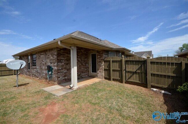Building Photo - 702 Willow Shoals Dr SW