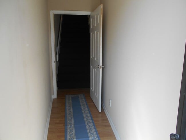 Building Photo - Second floor 1 bedroom, 1 bath suite in great location